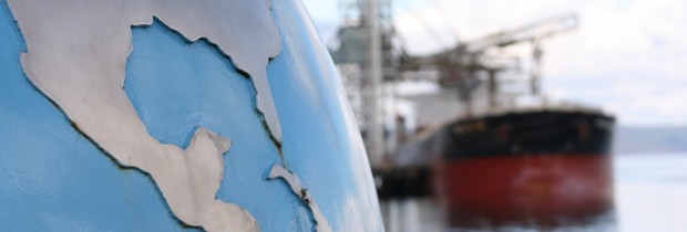 Frachtschiff liegt im europäischen Hafen. Binnenmarkt bringt Vorteile für bayerische Unternehmen.