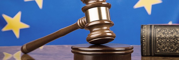 vbw fordert einheitlichen Datenschutz in der EU. EU-Arbeitszeitrichtlinie modernisieren. Hammer im Gerichtssaal der EU.