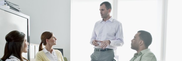 Nachhaltigkeit und Ethik in Bayern; Soziale Marktwirtschaft; Coporate Social Responsibility Vier Personen in einem Meeting