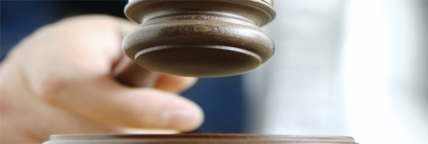 Rechtssprechung zum Streikrecht, vbw kämpft für klare Gesetzgebung Gerichtshammer im Vordergrund