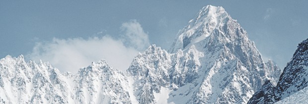 Schutz der natürlichen Lebensgrundlagen ist die Basis für Wirtschaft und Gesellschaft schneebedeckter Berggipfel