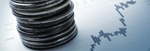 Lohnpolitik ist für Bayern Deutschland im globalen Wettbewerb essenziell- niedrigere Arbeitskosten Geldmünzen auf Börsenausschnitt