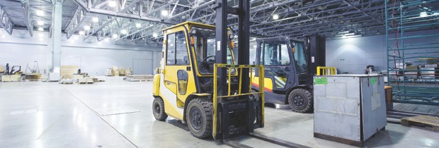 Industrielle Wertschöpfung sorgt für Wirtschaftswachstum in Deutschland und sichert Arbeitsplätze Gabelstabler in Fabrikhalle