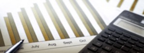 mehr zu vbw Services Zahlen, Analysen, Konjunktur Kugelschreiber, Taschenrechner und eineTabelle liegen auf einem Schreibtisch