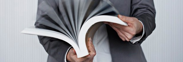 mehr zu Sozialversicheurngsrecht Männliche Person blättert in einem Gesetzbuch